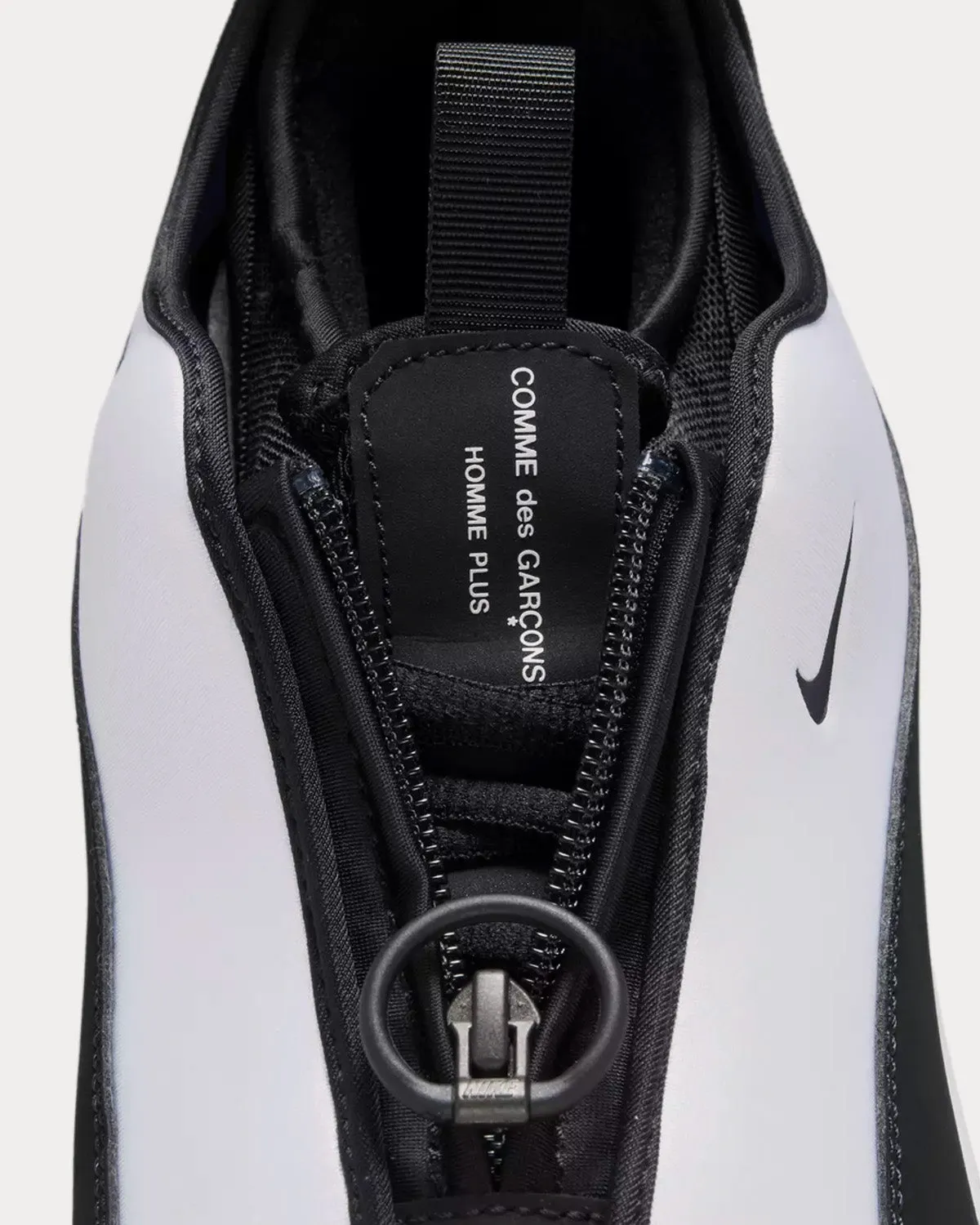 Air Max Sunder Black / White Low Top Sneakers